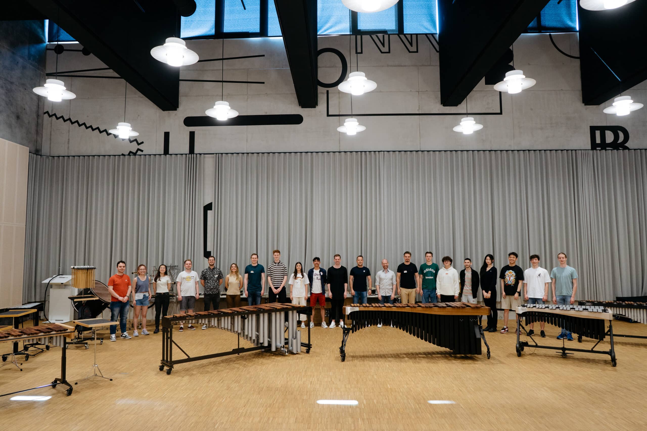 Boum Percussion Academy 2023, Teilnehmende aus 12 Nationen bei Workshop von Kai Strobel, Marc Strobel und Gast Vladi Petrov