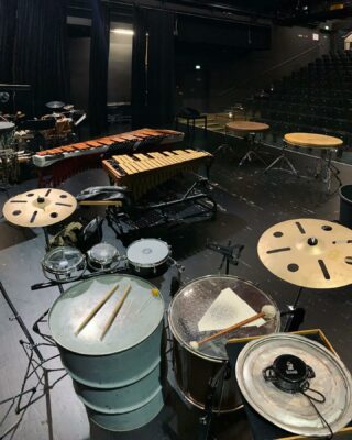 The thrilling parcours of instruments for our program „Oceania“ - a lively involvement of diversity and ecological & economical aspects of the global oceans. 🦑🐠🚢 
.
.
.
.
.
#percussion #instruments #schlagwerk #percussionist #boumpercussion #cymbals #meinlpercussion #adamspercussion #theaterhausstuttgart #marimba #vibraphone